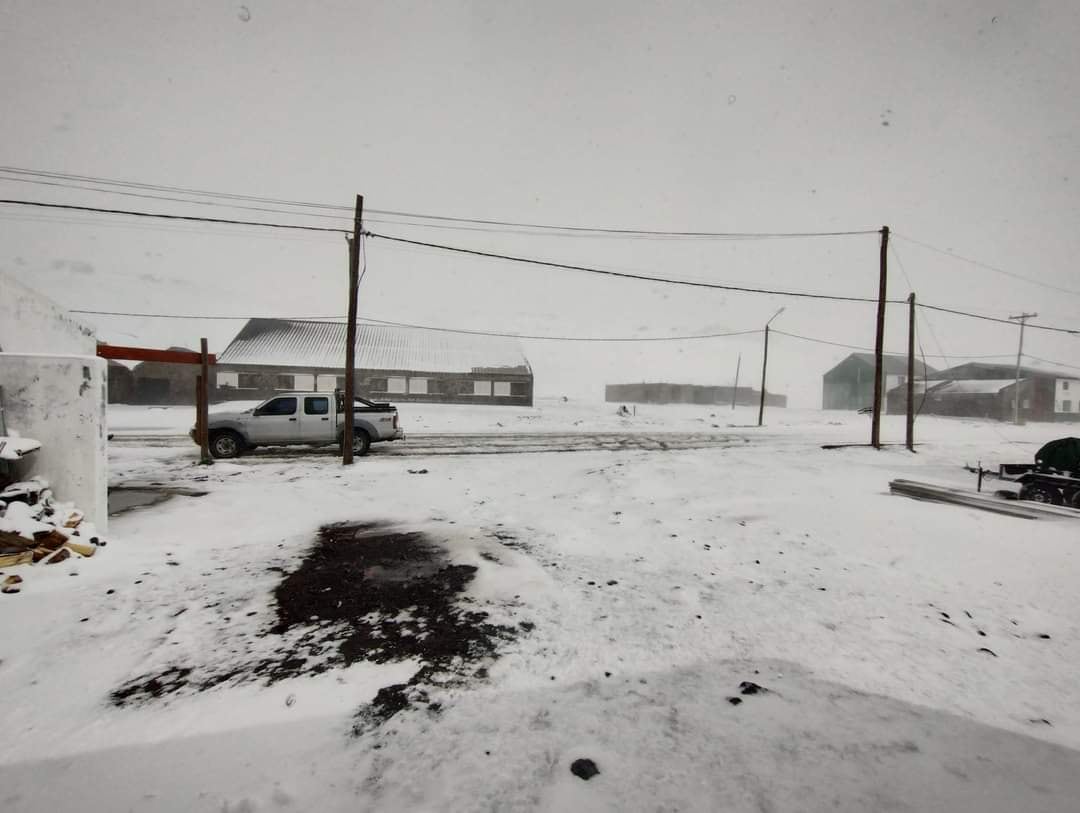 Los vecinos se asombraron al ver la nieve en la localidad