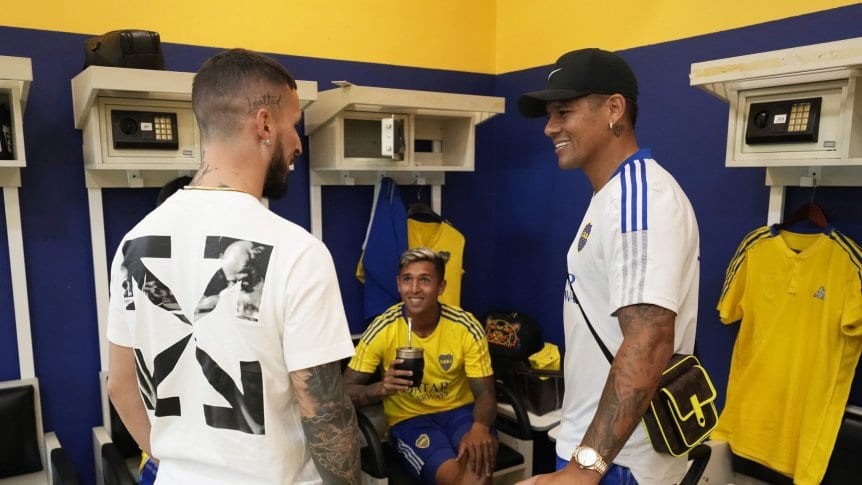 Dario Benedetto junto a Marcos Rojo y Agustín Almendra.