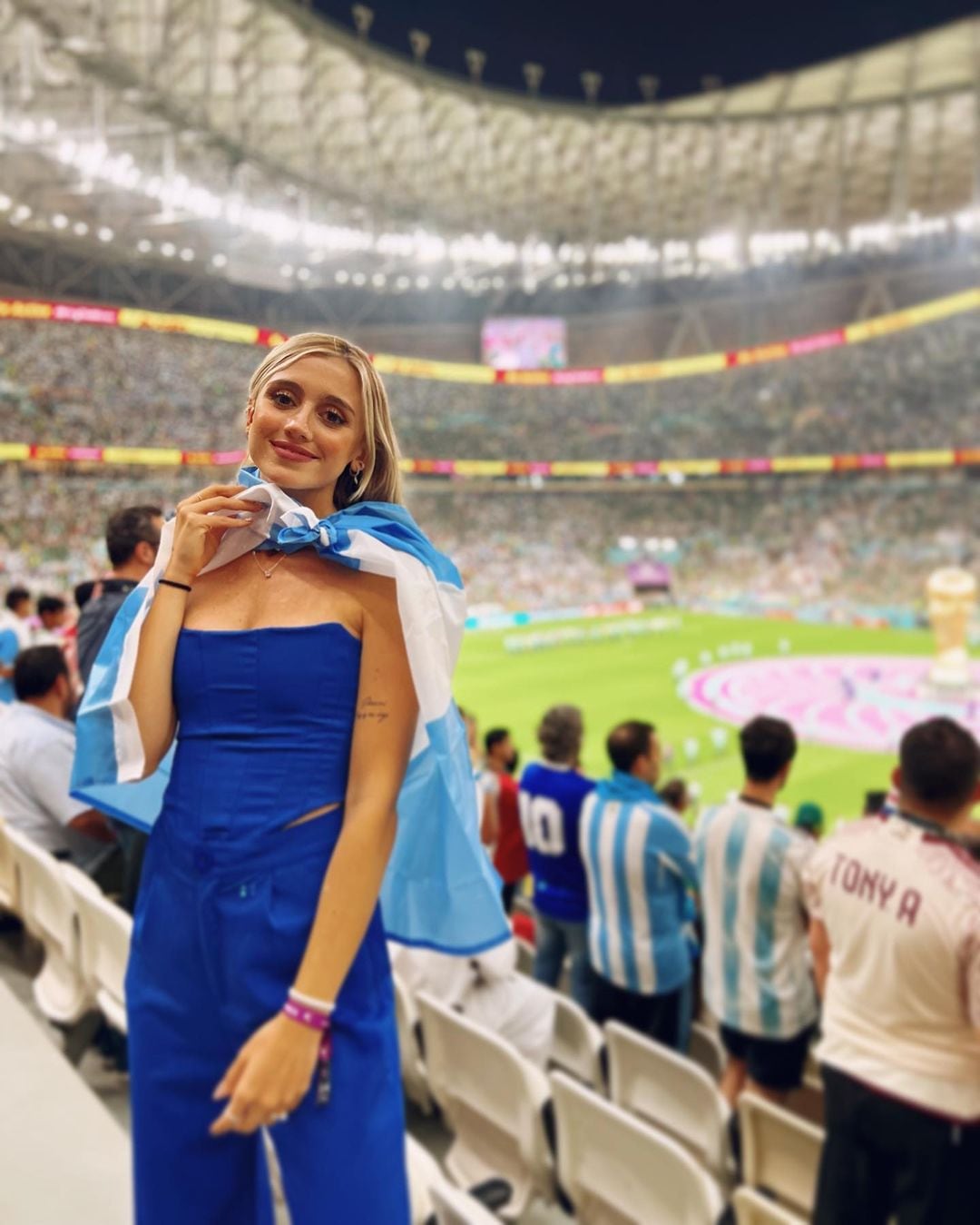 Desde Qatar y alentando a Argentina, Morena Beltrán cautivó con un corset y pantalón azul francia.