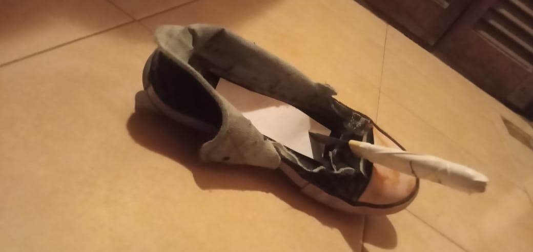 Un vecino recibió una zapatilla atravesada con un cuchillo