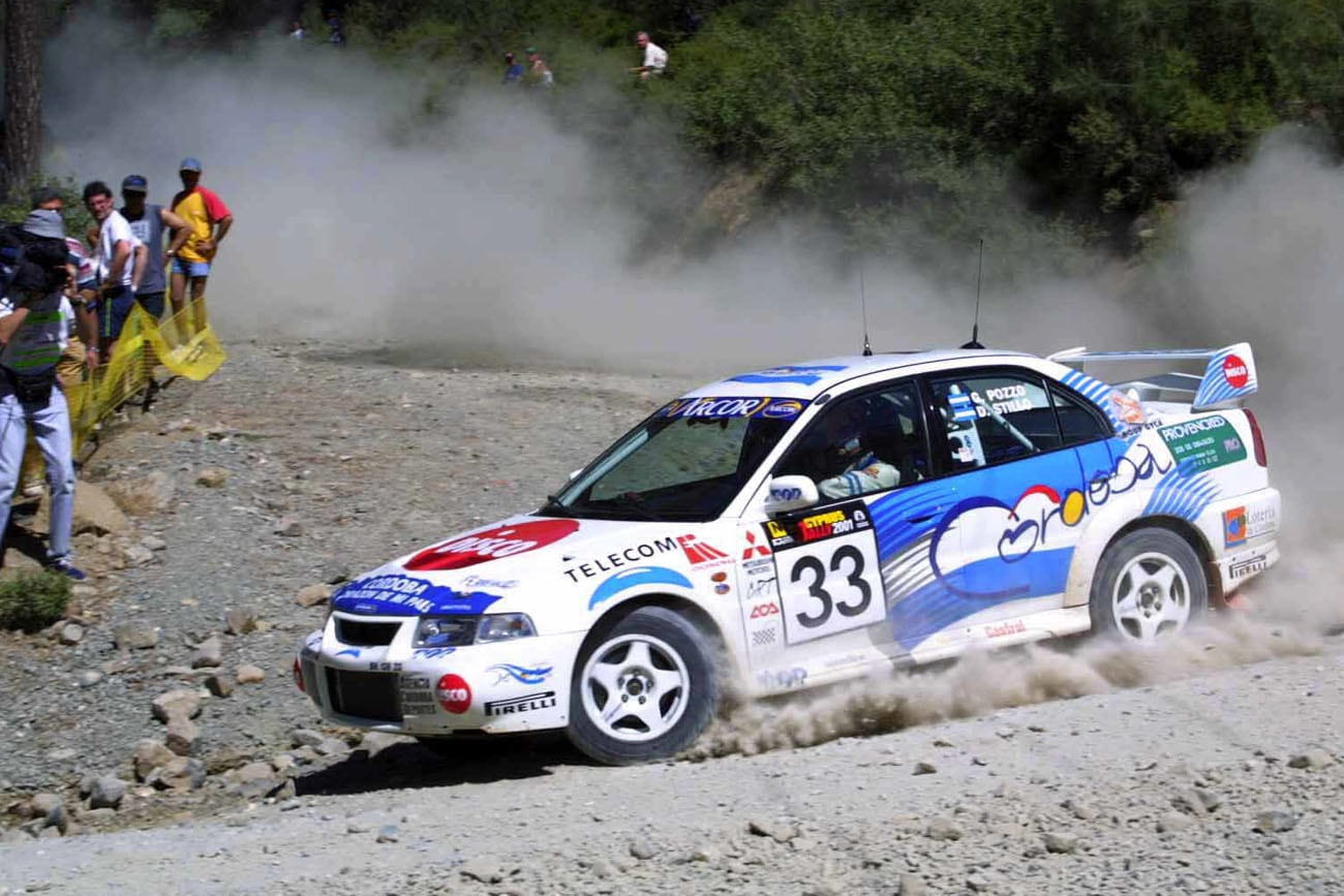 Córdoba Rally Team: Gabriel Pozzo, en 2001, sobre un Mitsibishi Lancer, en el Rally de Chipre. Equipo de la Agencia Córdoba Deportes, del gobierno de José Manuel de la Sota. (La Voz)