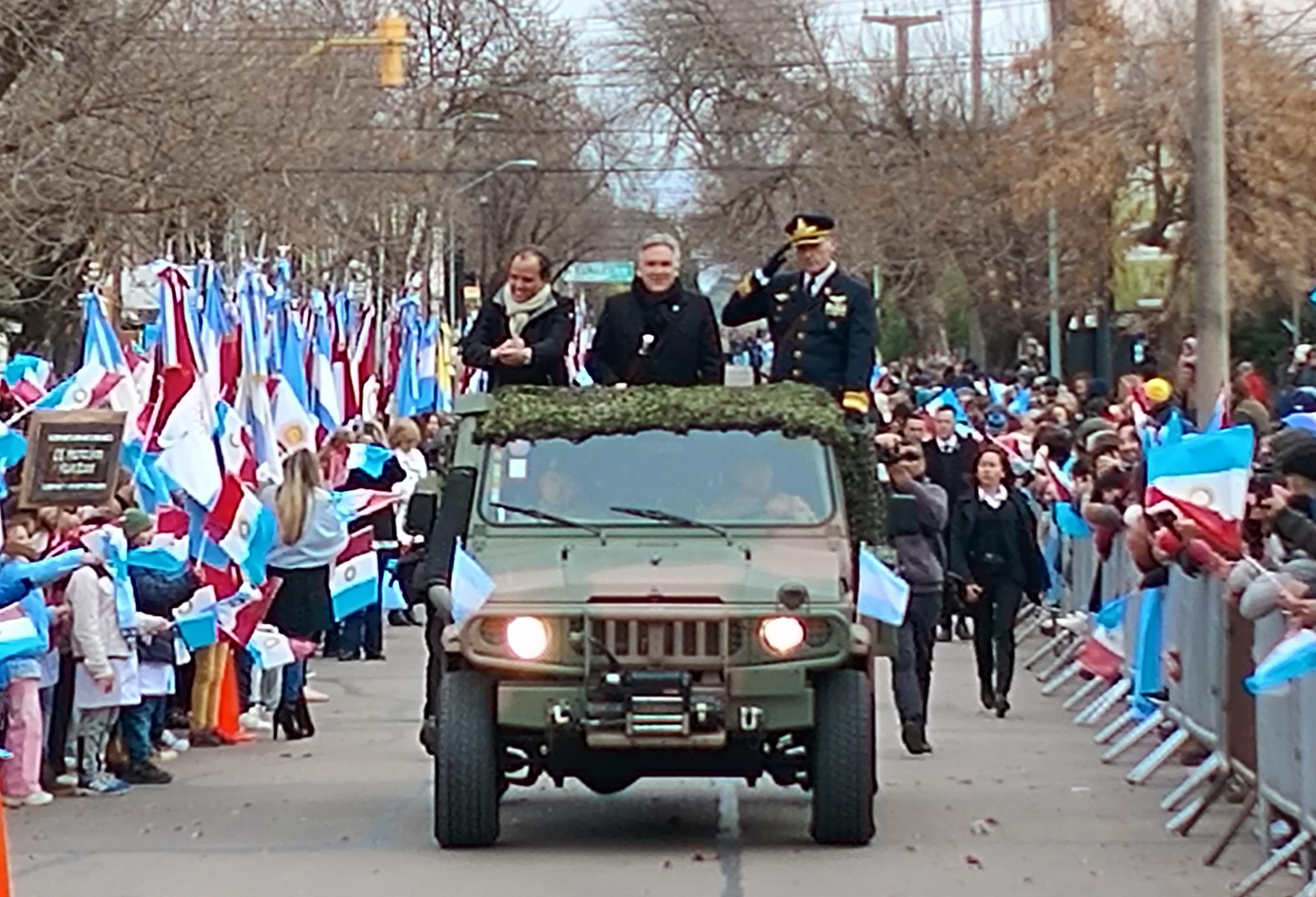 El gobernador Martín Llaryora en el desfile cívico militar de la ciudad de Río Cuarto.