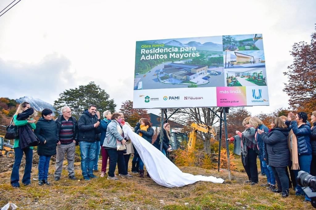 El intendente Walter Vuoto junto a centros de jubilados dió inicio de la obra de la primera Residencia para Adultos Mayores de Ushuaia.