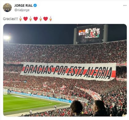 Jorge Rial festejó desde la cancha.