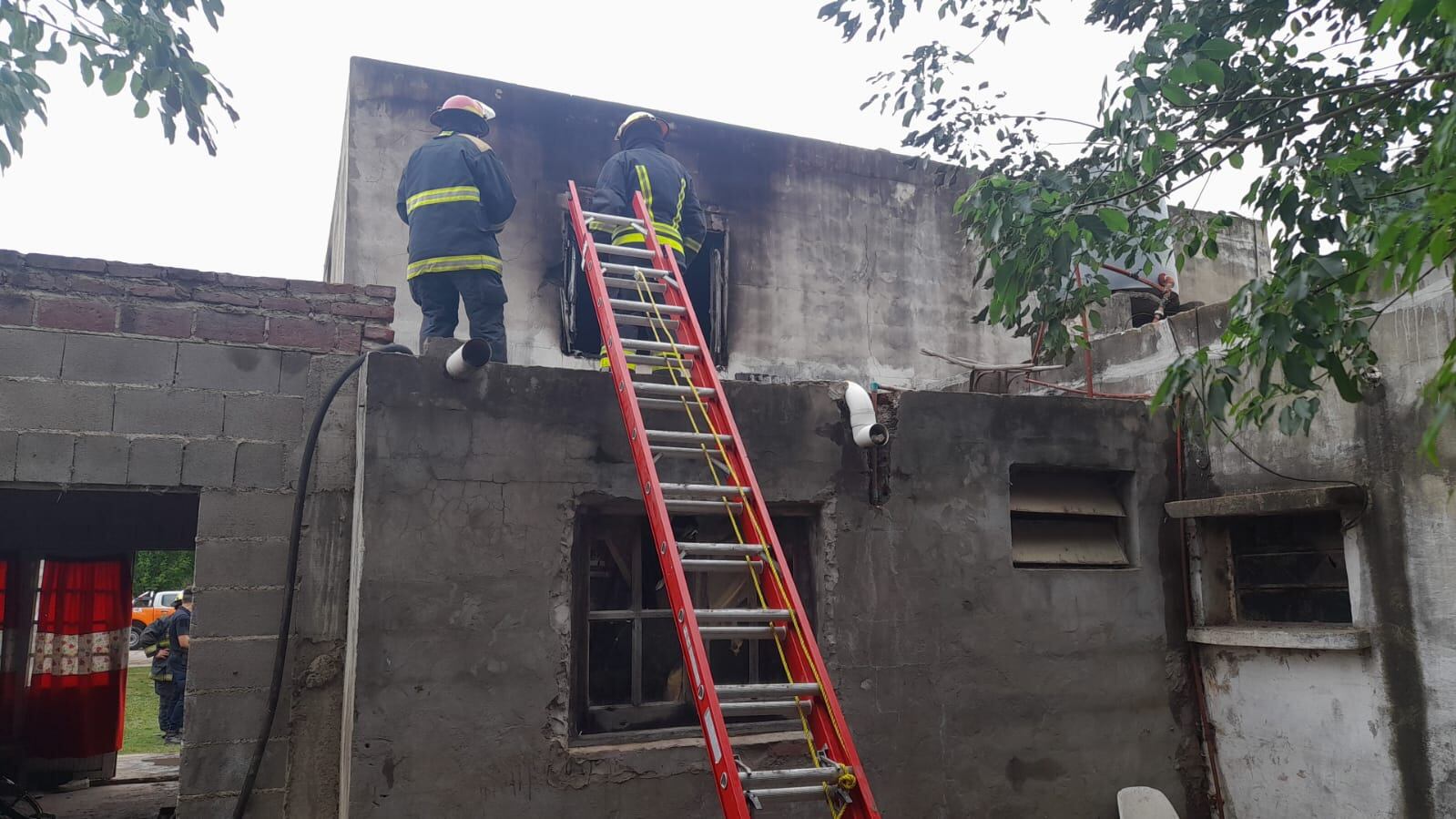 Todo sucedió en esta vivienda de Brinkmann. Para la Justicia, la chica fue asesinada y luego se incendió la casa para despistar. (Policía)