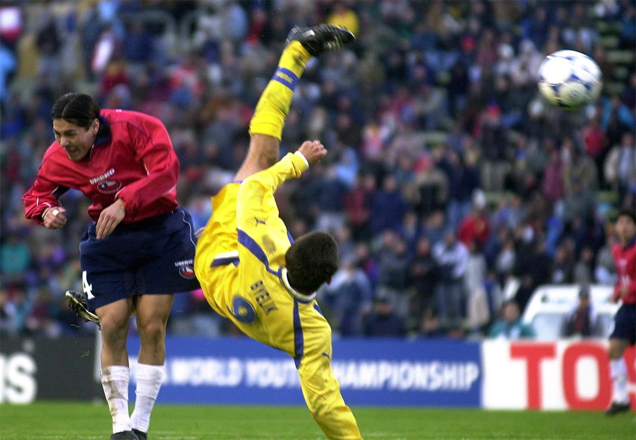 Mundial Juvenil Sub-20 Argentina 2001. Ucrania venció a Chile por 4-2.
Olekci Byelic el jugador de la selección sub-20 de Ucrania  patea de volea para convertir un gol, frente a la marca del chileno hugo droguett, el 17 de junio de 2001 en el estadio malvinas argentinas de mendoza, durante el partido valido del grupo c en el mundial juvenil sub-20 argentina 2001