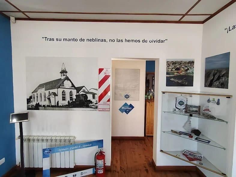 Espacio Pensar Malvinas, es un lugar donde se aborda la temática malvinera desde una óptica no bélica, pero si histórica, incluso desde antes de la instalación de familias argentinas en las islas.