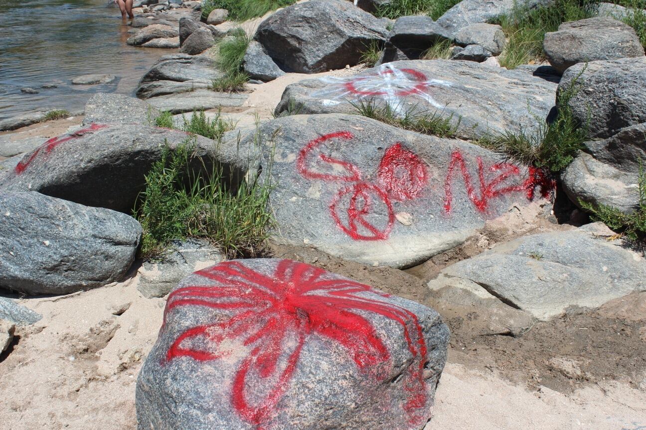 Fueron varias las piedras pintadas de colores por al menos dos personas a la vera del río San Antonio en Tala Huasi.