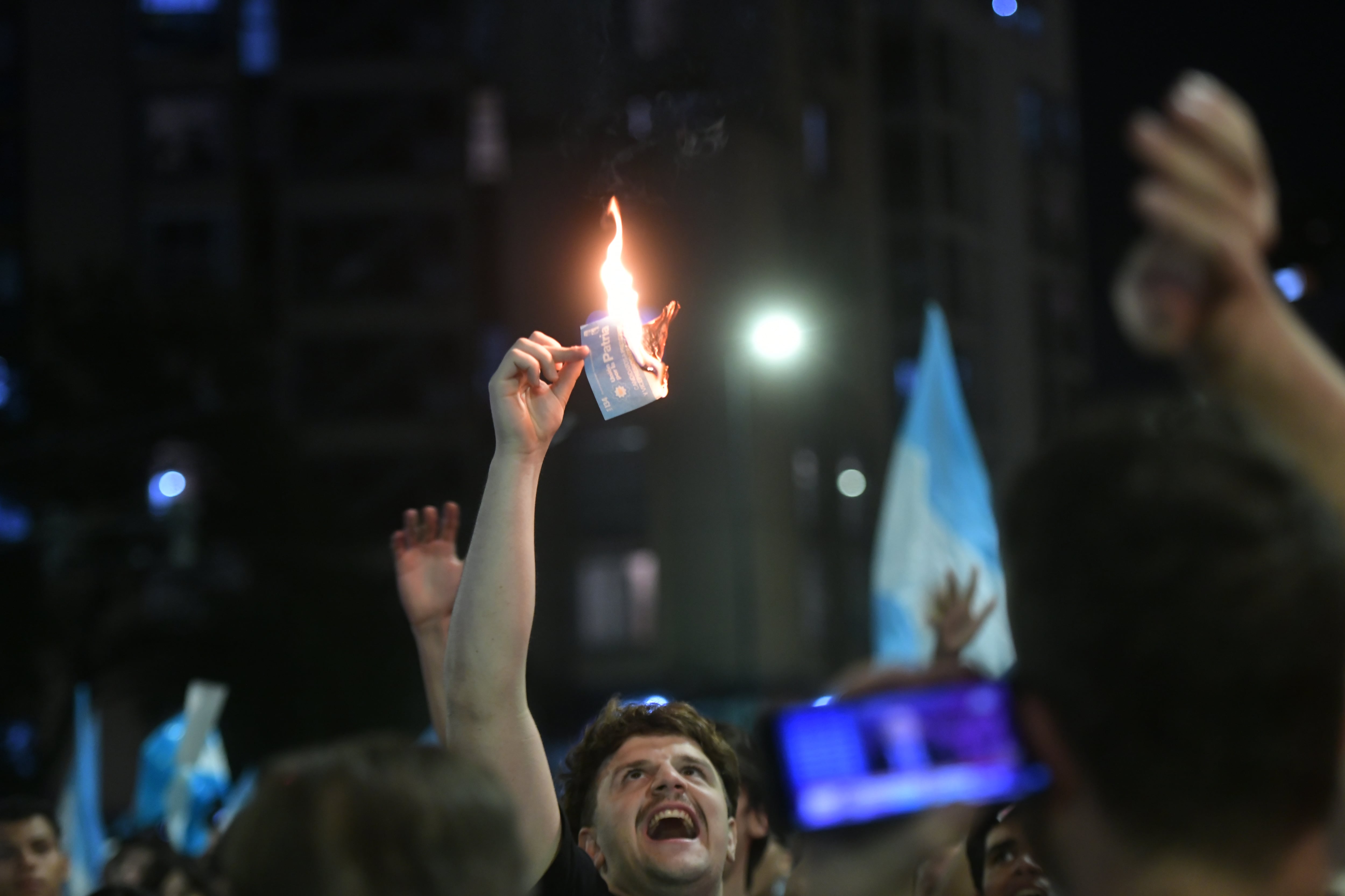 Festejos de partidarios de La Libertad Avanza en Patio Olmos por el triunfo de Javier Milei en la elecciones presidenciales 19 noviembre 2023 foto Javier Ferreyra