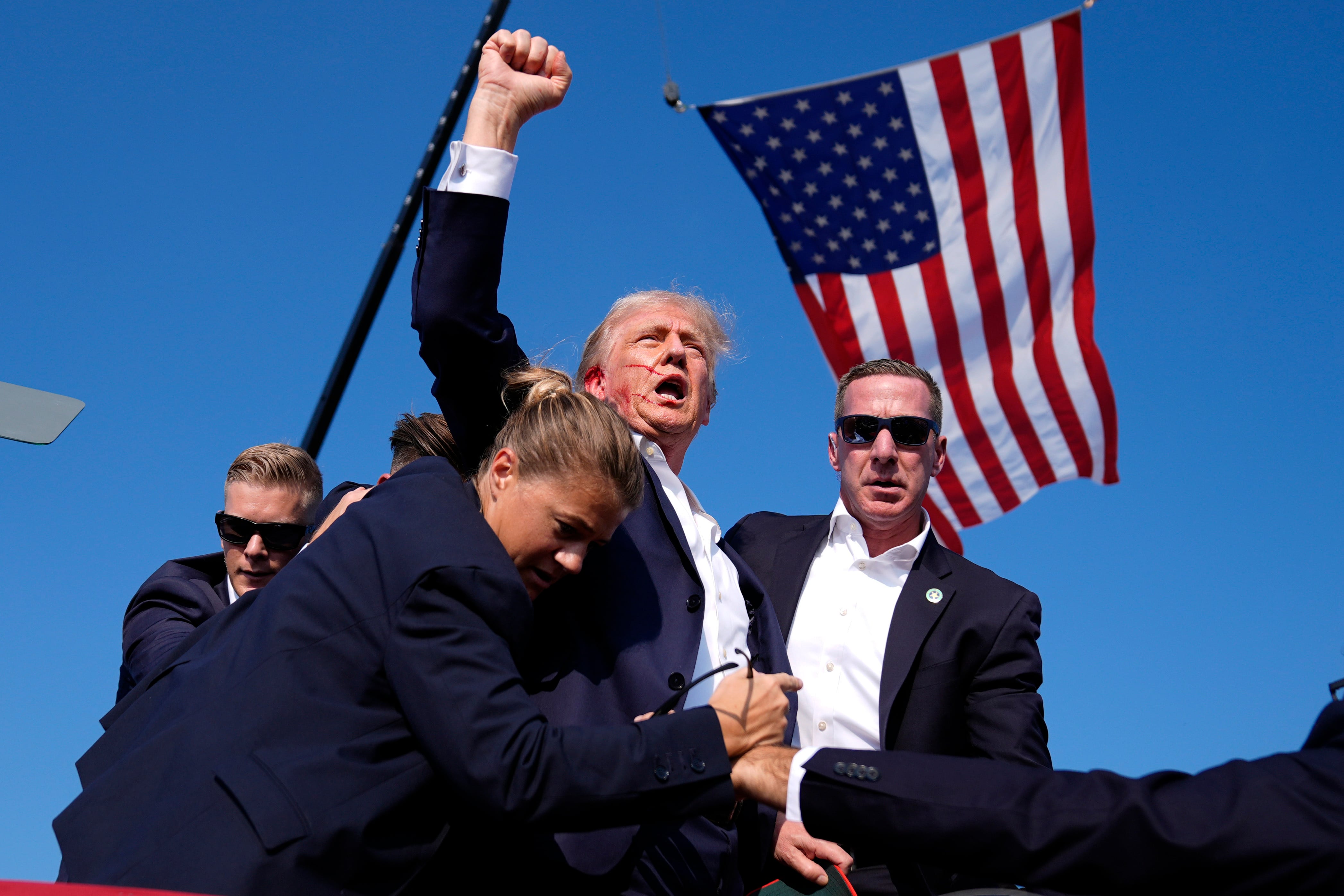 El expresidente y virtual candidato presidencial republicano Donald Trump en el atentado ocurrido en Butler, Pensilvania, el sábado 13 de julio de 2024. (AP Foto/Evan Vucci)