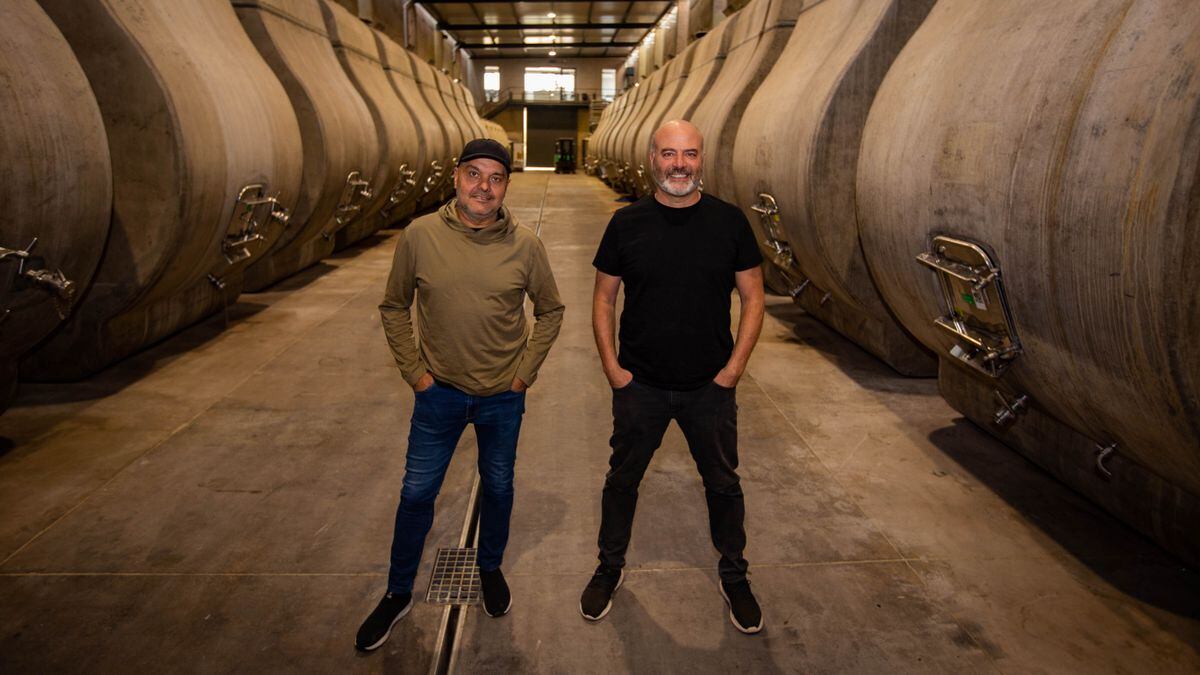 Gabriel Japaz y Pablo Guerra, arquitectos y socios creativos que diseñaron Anaia Wines, la bodega que ganó el premio internacional oro mundial.