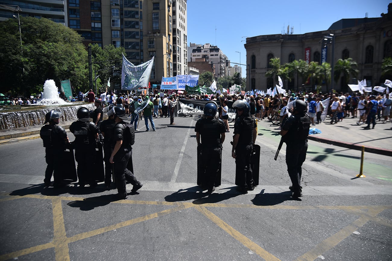 Paro Nacional de la CGT en Córdoba. Varias columnas marchan a la altura de Patio Olmos. (Pedro Castillo / La Voz)