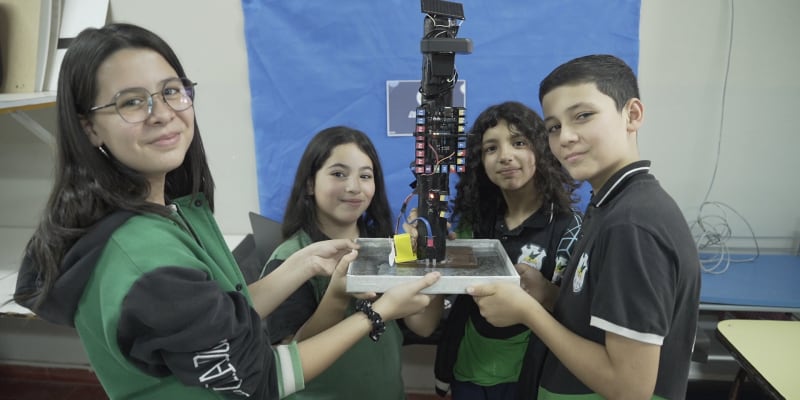 Los chicos que representarán al país en el certamen, junto a su creación. (Municipalidad de Córdoba)