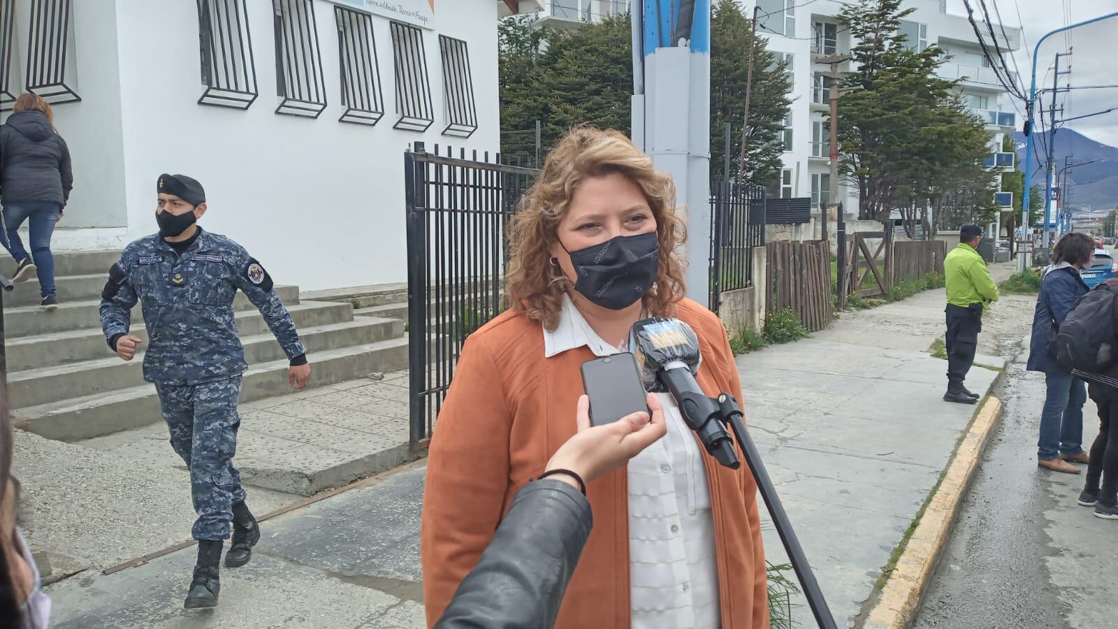 La candidata al frente de todos emitió su voto.