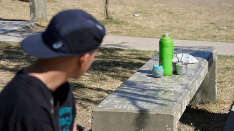 Pusieron el equipo de mate de Graciela  en el banquito donde ella siempre se sentaba.