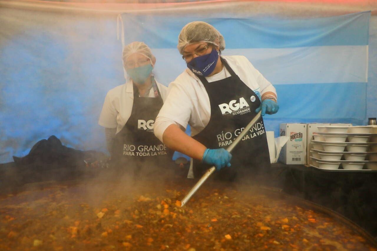 Más de  200 Instituciones se desplazaron por la Av. Heroes de Malvinas.