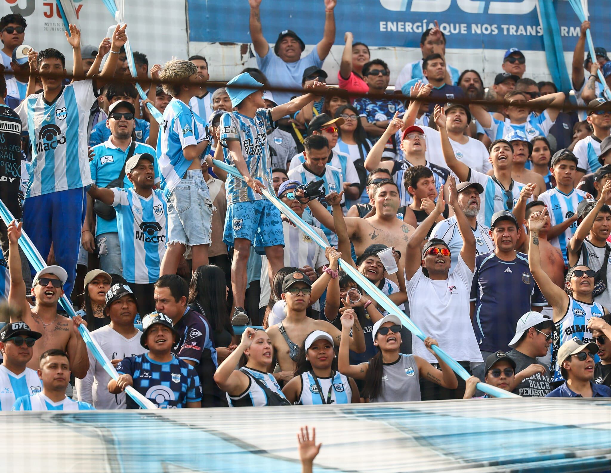 La hinchada del "Lobo" jujeño sin dudas le pondrá intensidad a la tarde del domingo en el estadio "23 de Agosto".