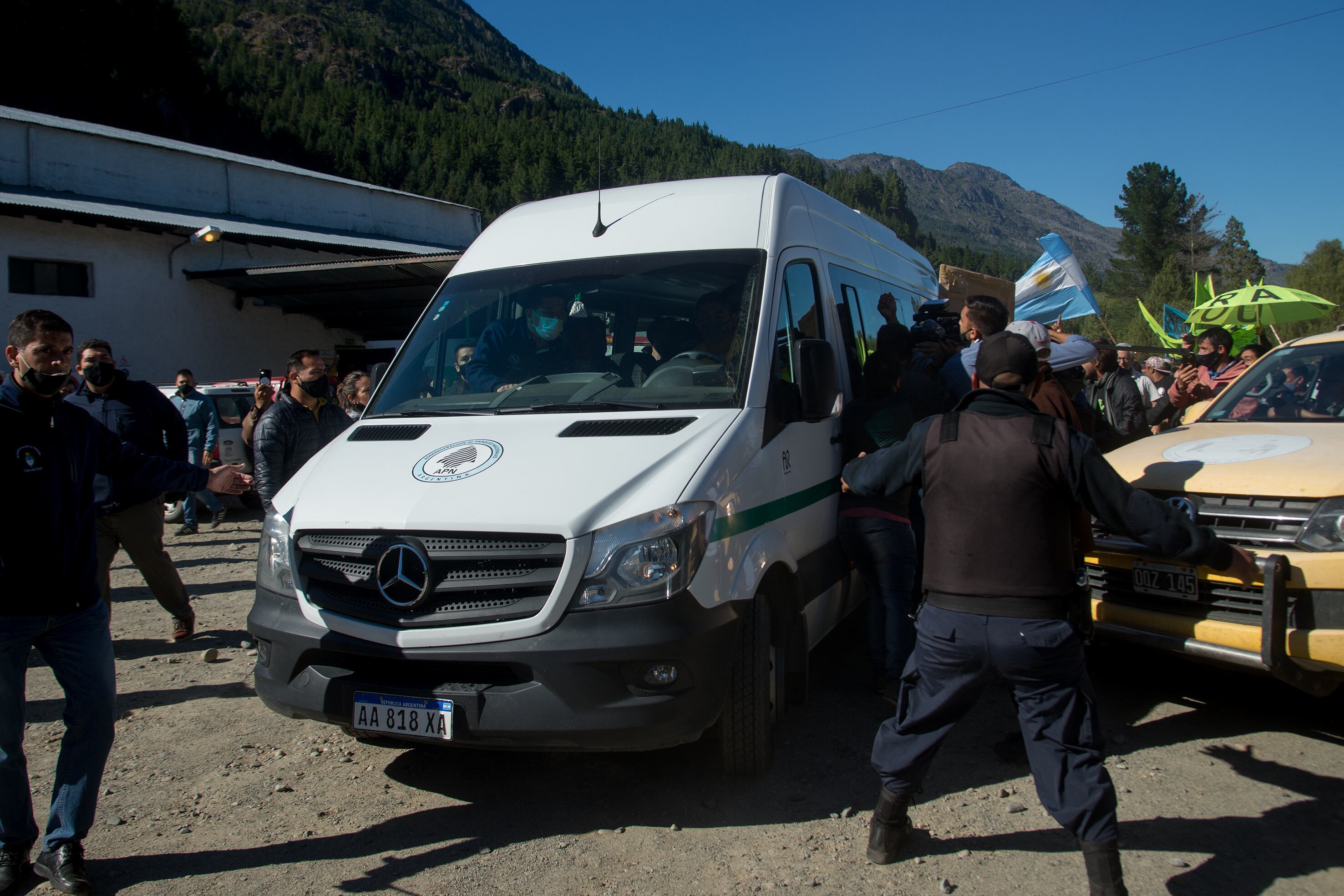 Agresiones a la camioneta que trasladaba al presidente Alberto Fernández en su visita a Lago Puelo, provincia de Chubut. (Clarín)