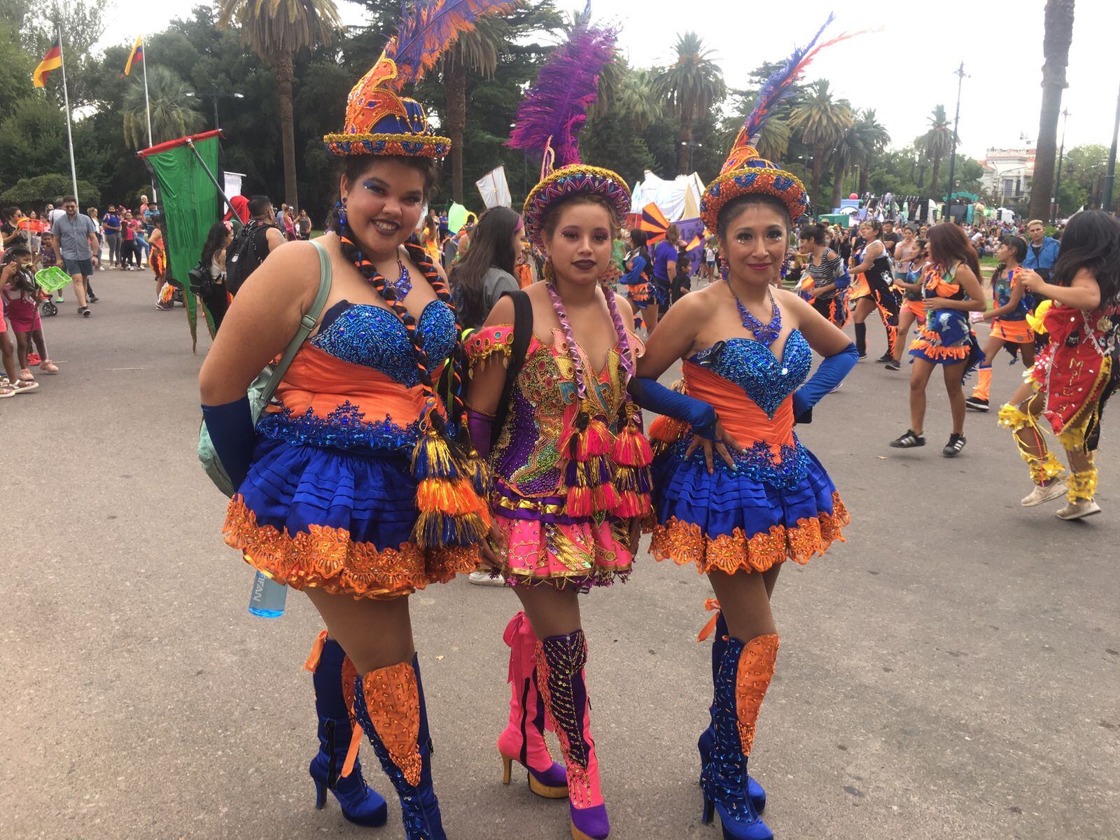 Y un día volvió el Carrusel: una multitud acompañó a los carros y hubo apoyo a las reinas.