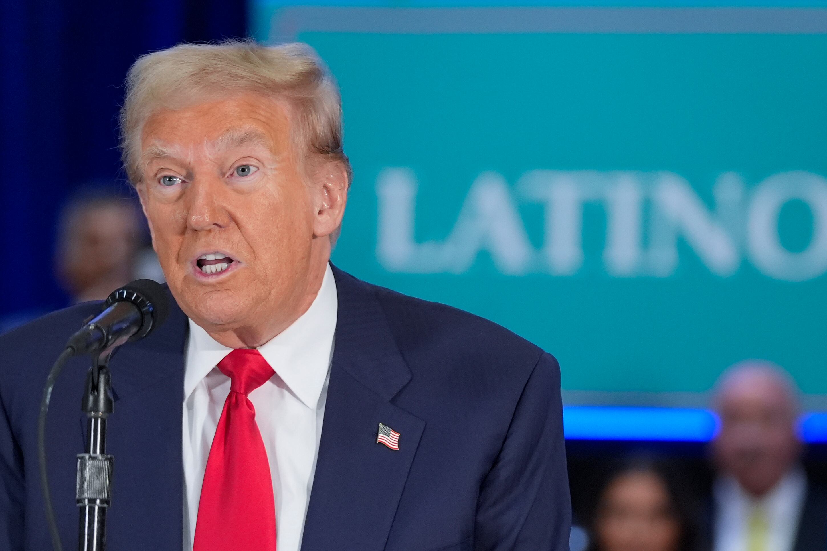 El candidato republicano a la presidencia, el expresidente Donald Trump, participa en un evento con líderes latinos el martes 22 de octubre de 2024, en Doral, Florida. (AP Foto/Alex Brandon)