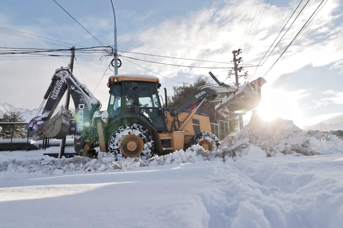 En el marco del operativo invierno la Municipalidad de Ushuaia, ubicado en Defensa Civil, solicitan a los vecinos y vecinas “precaución al transitar en las diferentes arterias de la ciudad".