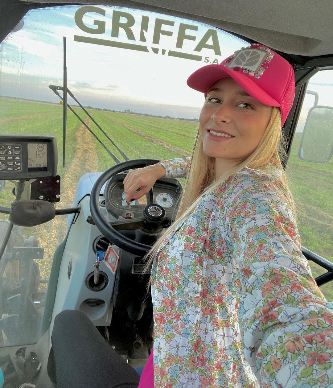 La agrobarbie cordobesa la rompe en las redes sociales combinando su pasión por el campo y la moda.