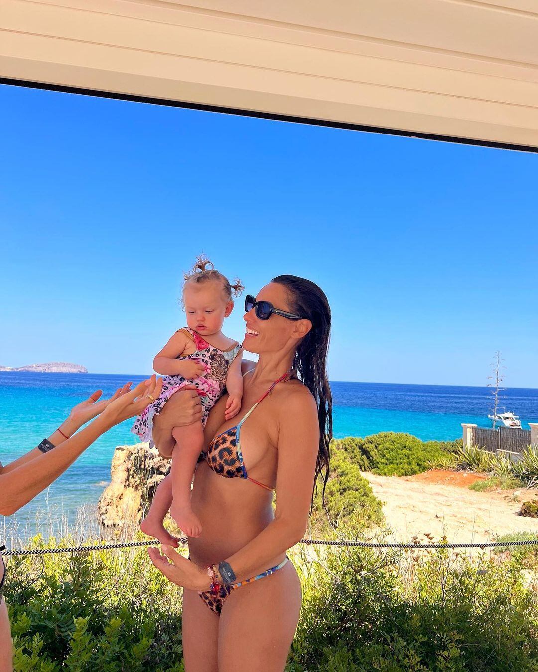 Pampita y Ana García Moritán combinaron la misma malla en sus vacaciones en Ibiza.