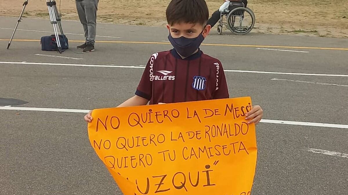 Video: el emotivo gesto de Carlos Auzqui con un pequeño hincha de Talleres que le pidió la camiseta