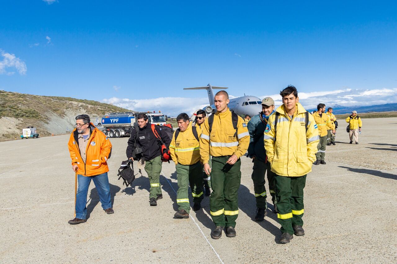 Tierra del Fuego: llegaron brigadistas nacionales para luchar contra el incendio en la Reserva Provincial