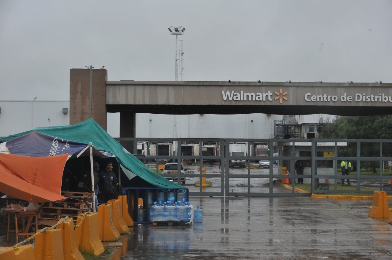 Camioneros bloquea el acceso al centro logístico de Walmart. (Clarín)