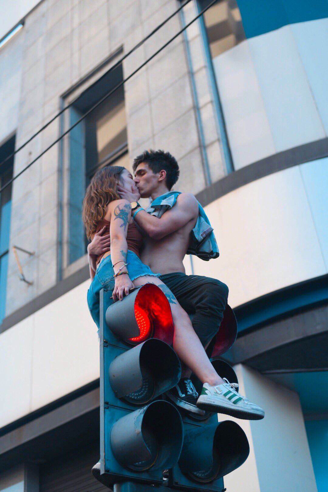 La foto viral de los platenses enamorados festejando que Argentina llegó a la final del Mundial.