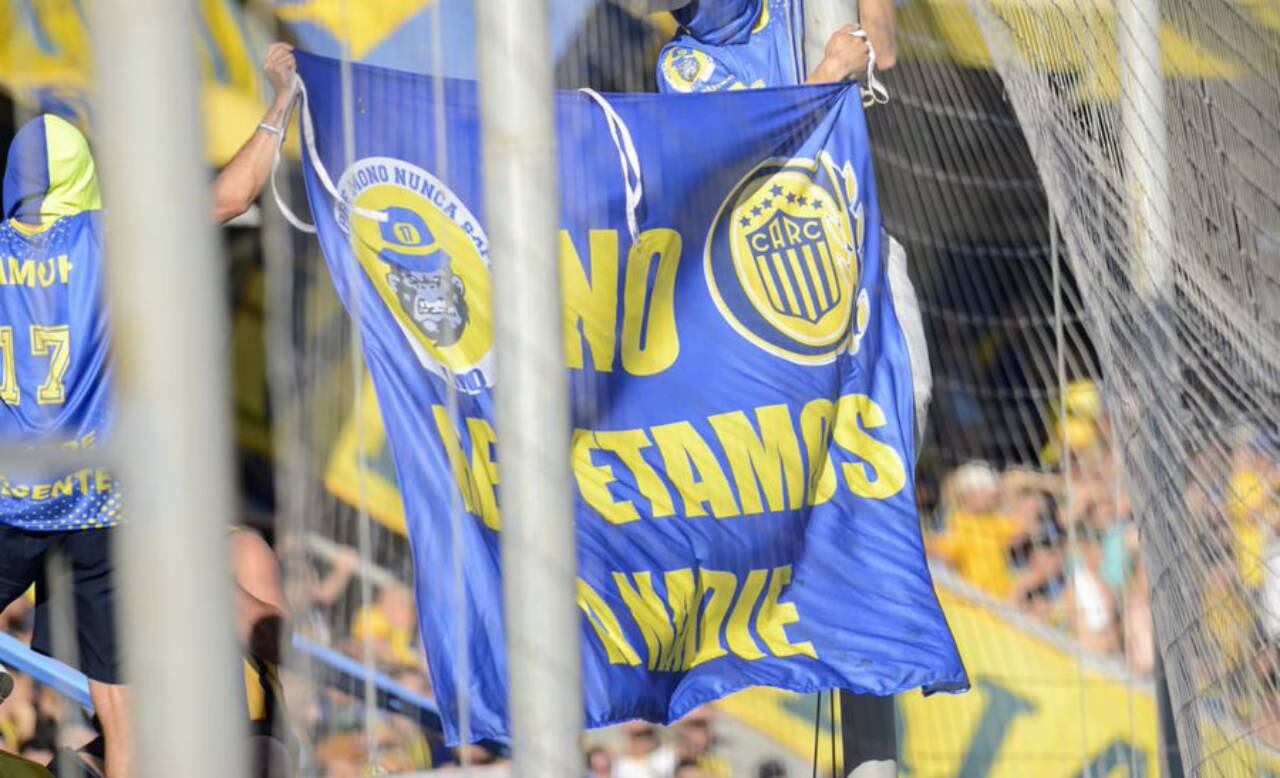 Hinchas de Rosario Central colgaron una bandera que decía: "No respetamos a nadie. Siempre mono, nunca sapo".