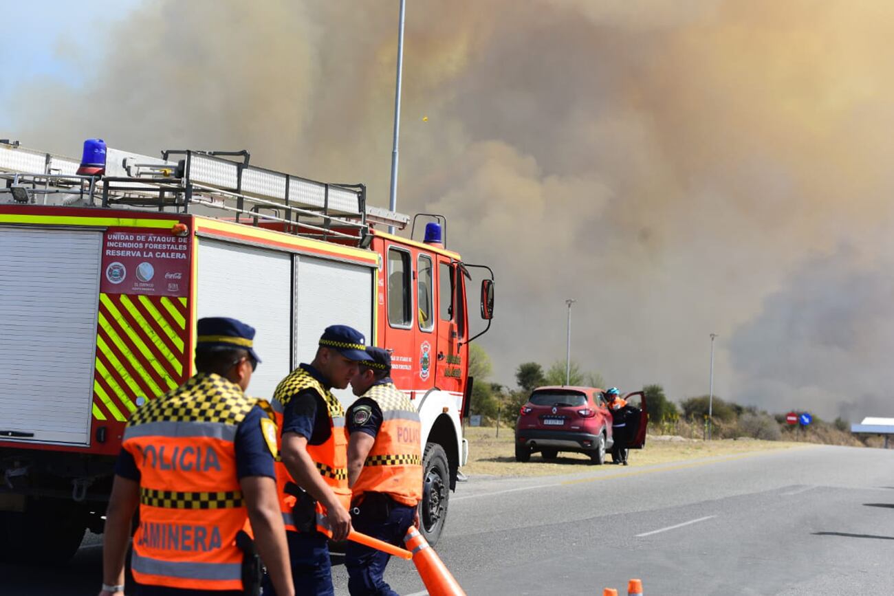 Fuego en Córdoba. El incendio del Tiro Federal obliga a cortar la ruta a La Calera. (José Gabriel Hernández / La Voz)