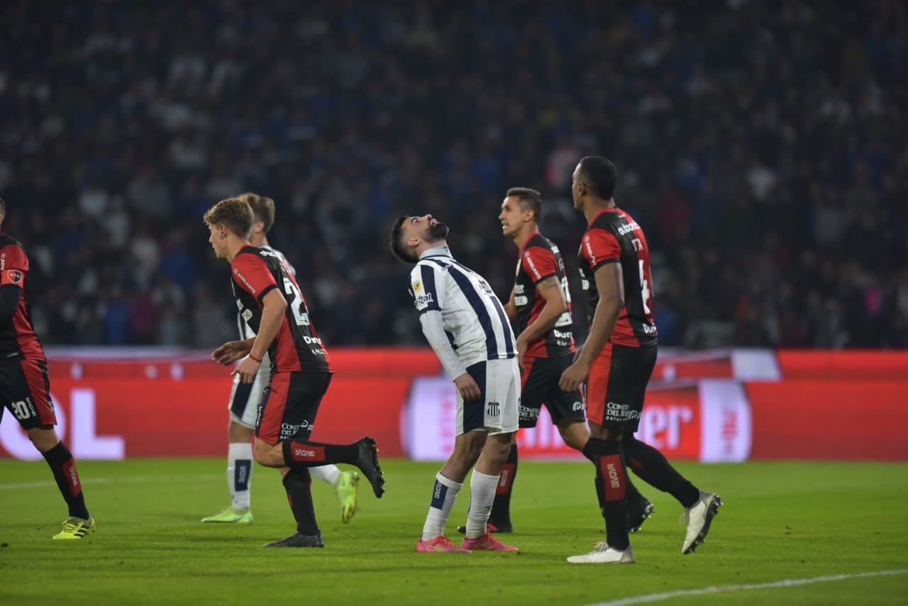 Michael Santos lamenta una de las últimas opciones que tuvo Talleres en el partido ante Newell's. (Facundo Luque)