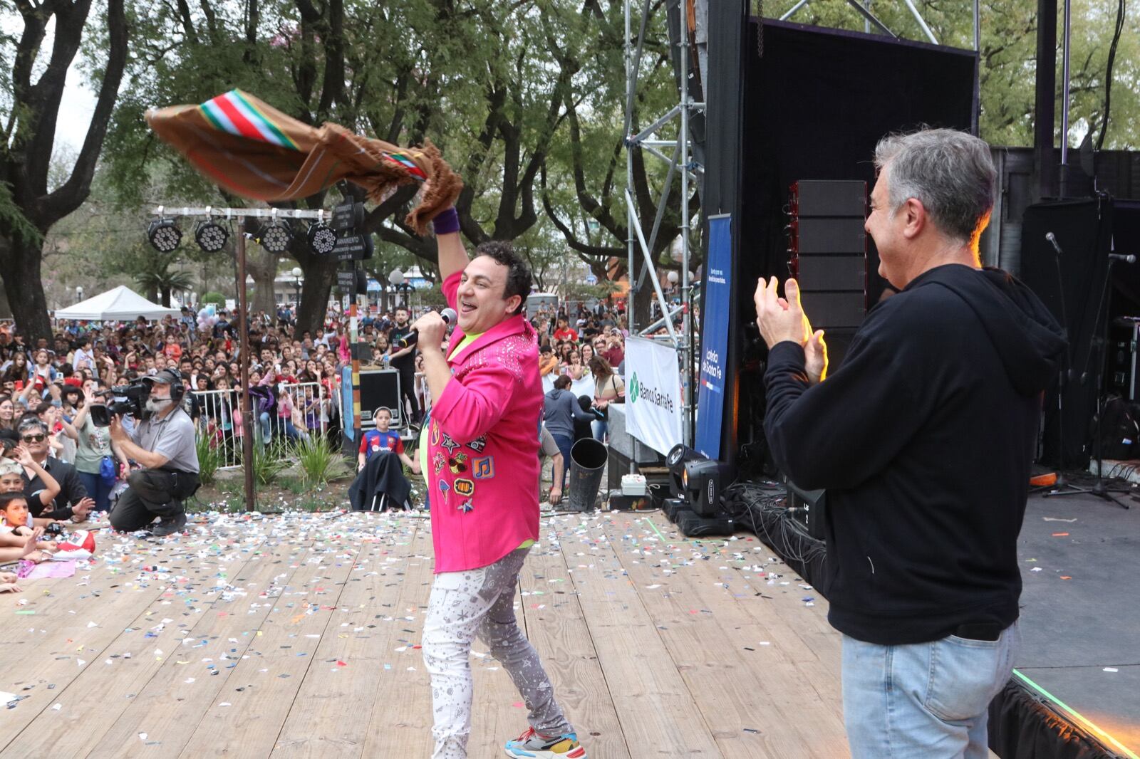 Topa cantó y el intendente Luis Castellano disfrutó