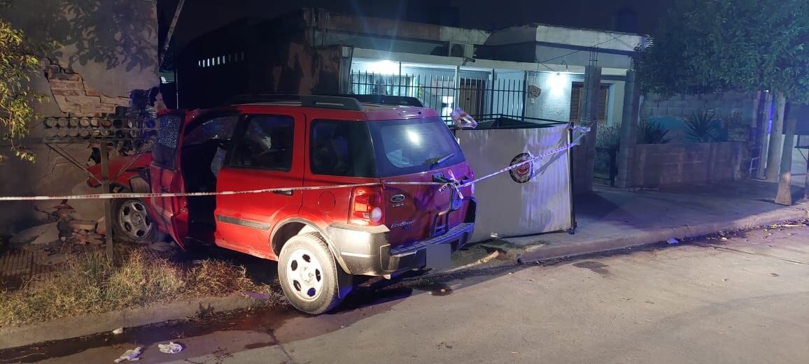 El vehículo terminó incrustado en una casa. (Policía de Córdoba)