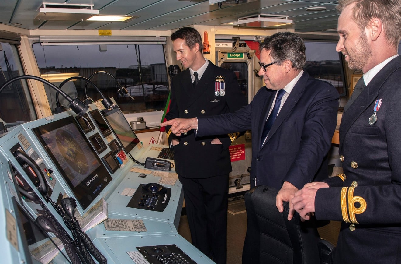 Jeremy Quin en el puente de comando el HMS "Forth"