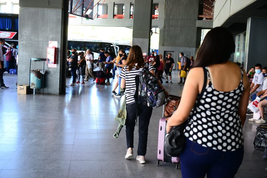 El movimiento en la Terminal de Córdoba por el fin de semana extralargo (José Hernández/LaVoz).