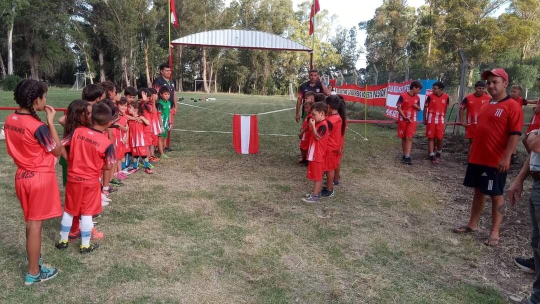 El Intendente de Tres Arroyos visitó la flamante cancha de fútbol para uso de los chicos del Club Quilmes.