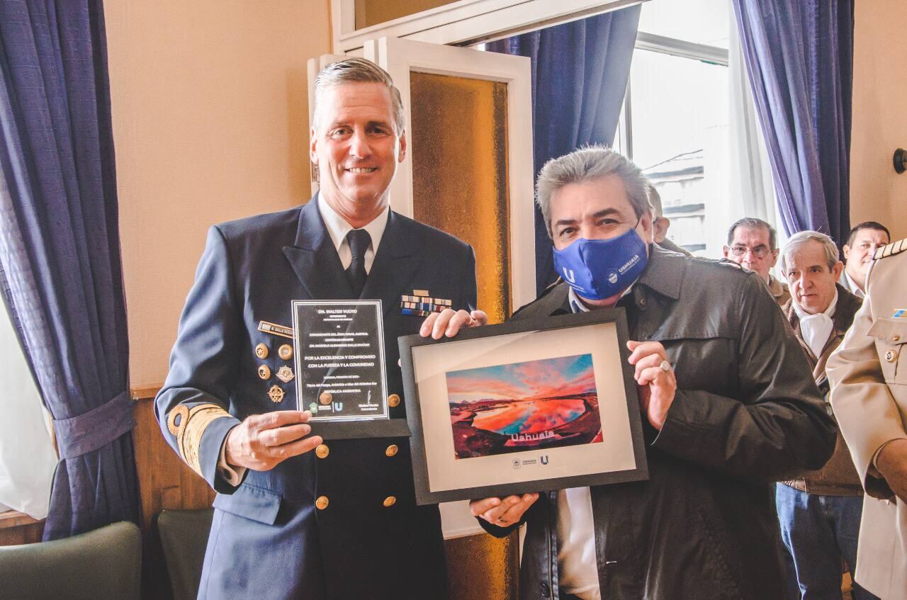 Entrega de presentes hacia el Contraalmirante, Marcelo Alejandro Dalle Nogare. En el período de su comando, hubo un gran vínculo con la sociedad en tiempos de pandemia.