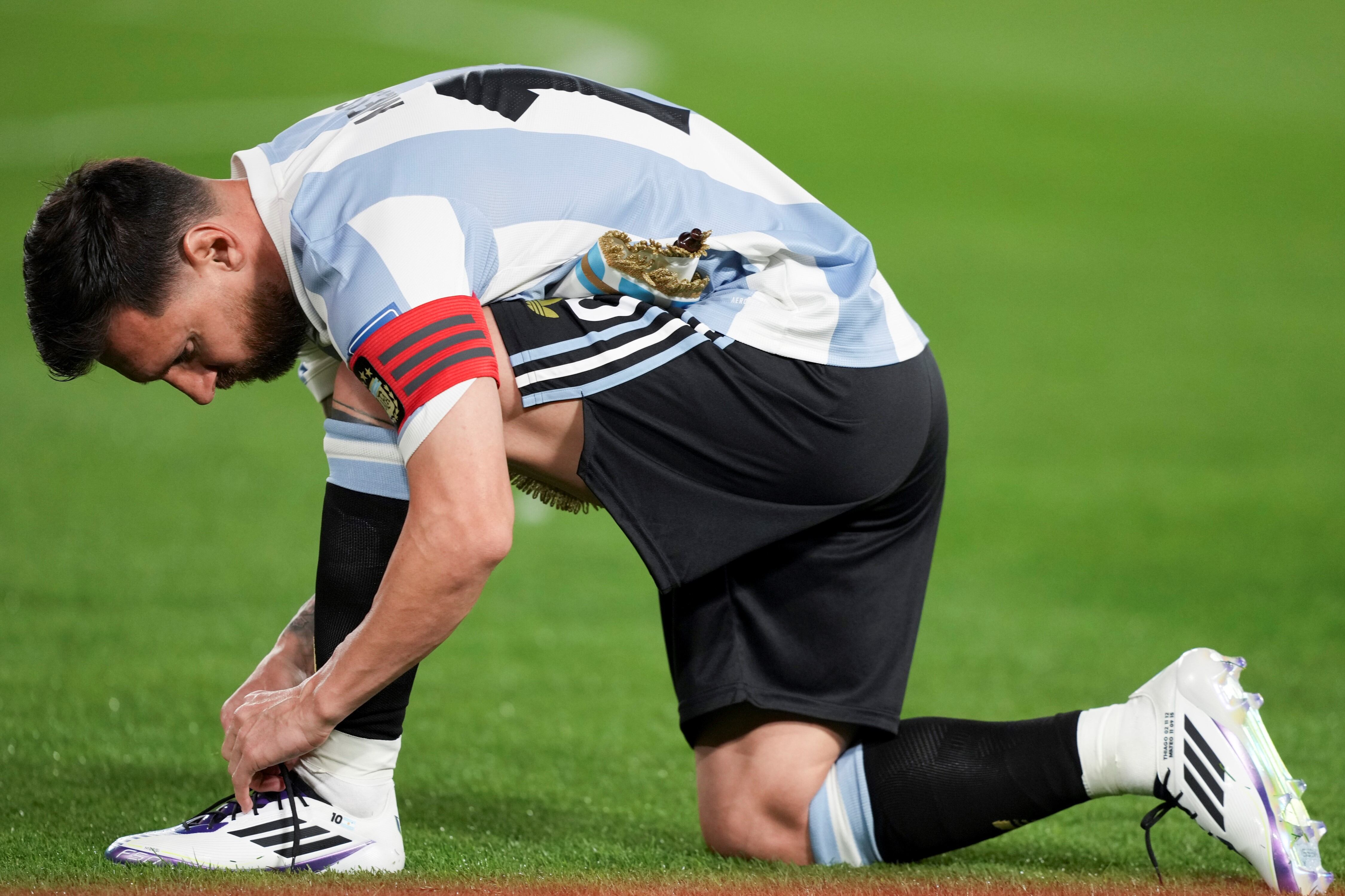 Lionel Messi en el partido entre Argentina y Perú por las eliminatorias. (AP)