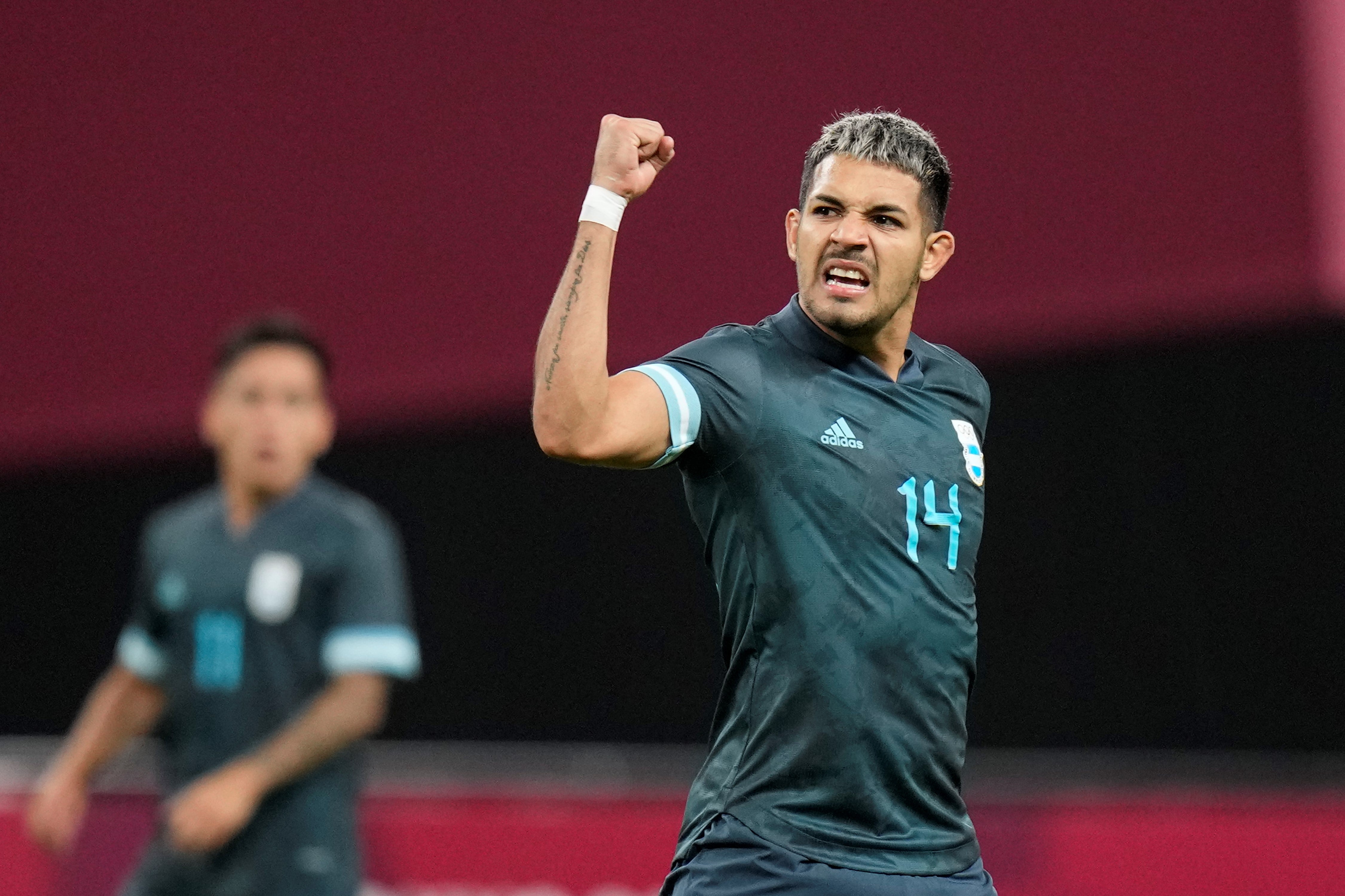 Facundo Medina anotó el gol del triunfo de Argentina sobre Egipto y el equipo de Batista dio un paso clave para su clasificación. (Foto: AP)