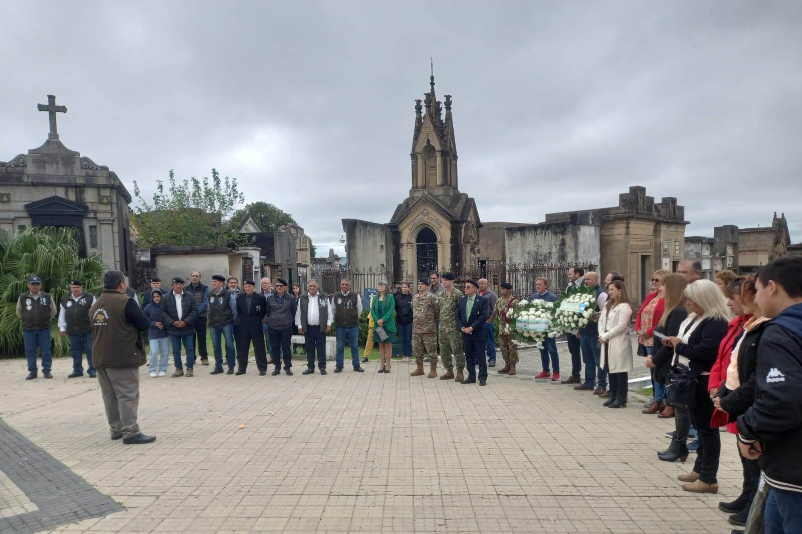 Homenaje con ofrenda floral en el Cementerio de Concordia a excombatientes y veteranos ya fallecidos.