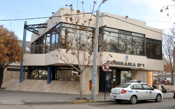 Compró una camioneta por Internet, lo estafaron e hizo la denuncia en la Comisaría Primera, ciudad de Neuquén.