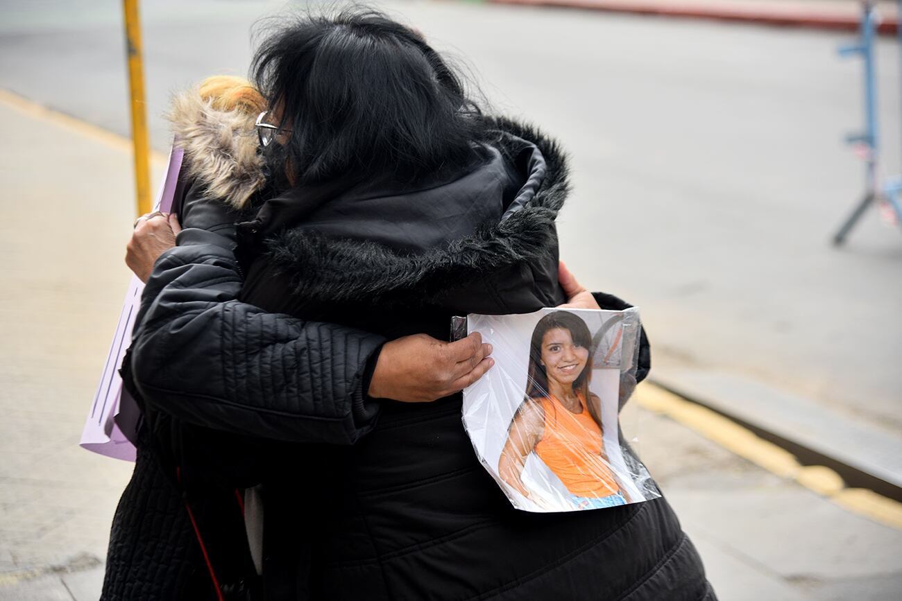 Sofía, madre de Trinidad, la adolescente que murió por el ataque de dos perros dogos en la ciudad de Córdoba, y su abogado Carlos Nayi fueron recibidos por el fiscal general Juan Manuel Delgado. (Pedro Castillo / La Voz)