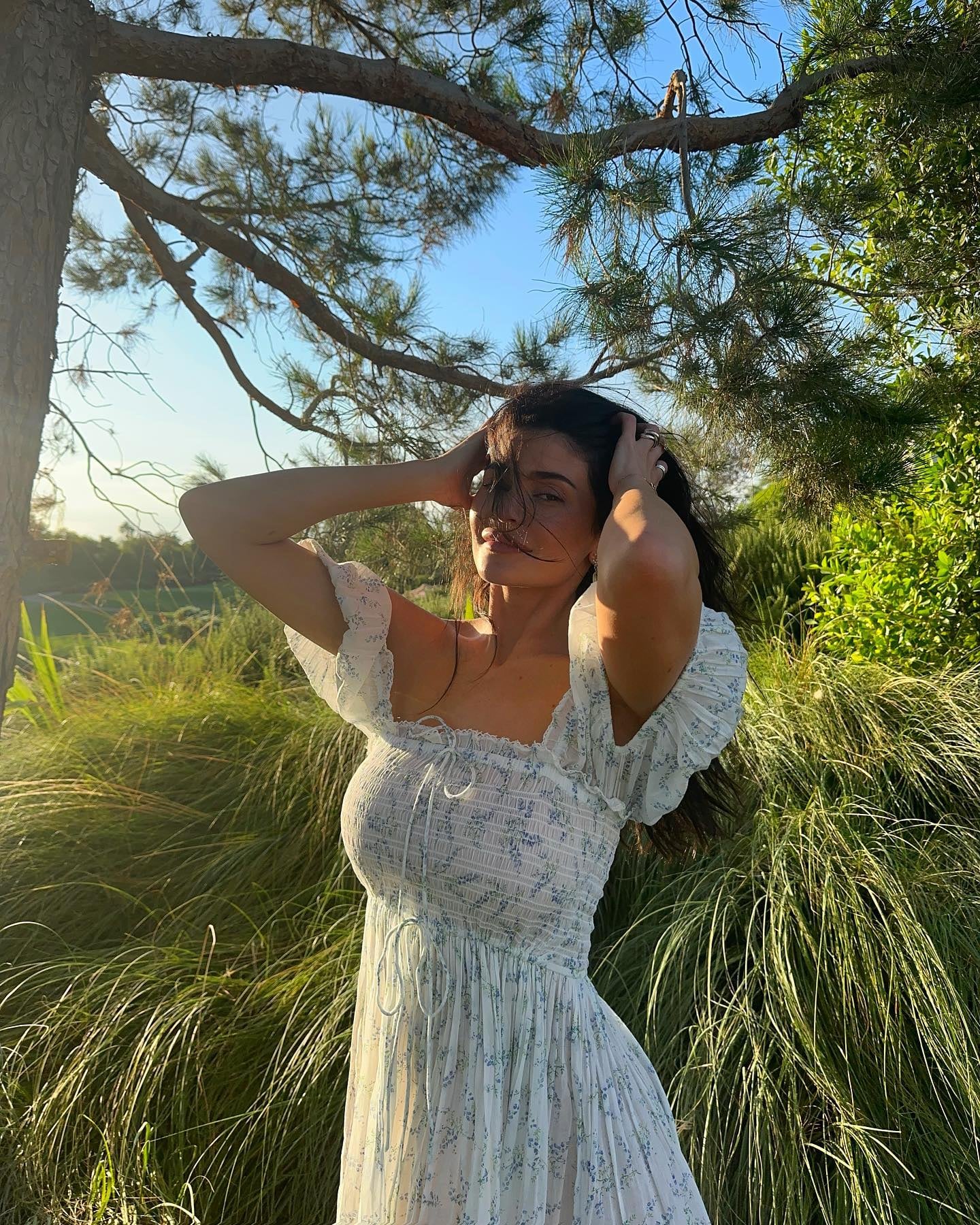 Kylie Jenner sorprendió con un estilo romántico