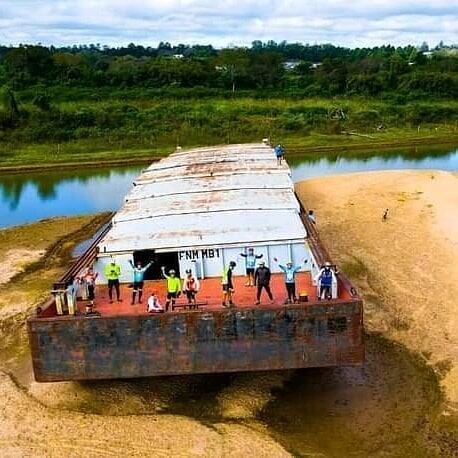 Otra postal de la bajante y sequía en la costa del río Paraná.