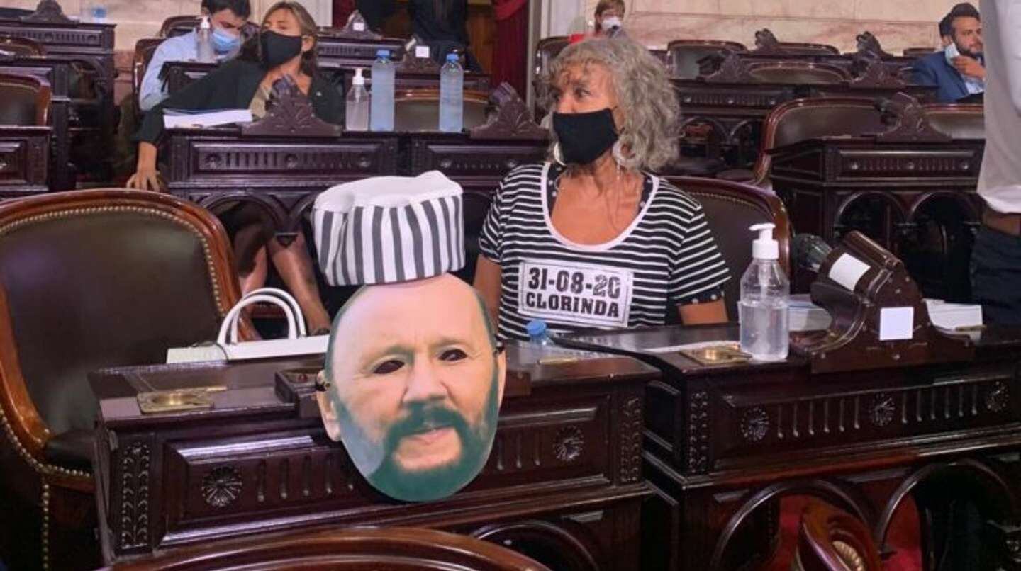 Mónica Frade cuando fue al Congreso vestida de presa