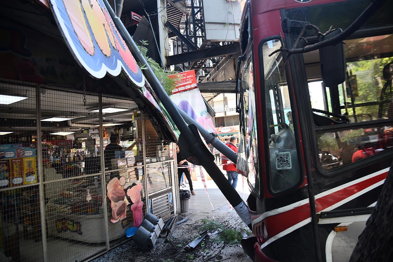 Un semáforo frenó la marcha del colectivo de Ersa.