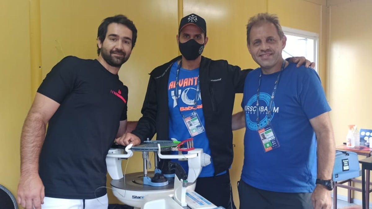 Rodrigo Figueroa, Nicolás Bulacio y Adrián Parzajuk en el "búnker" de trabajo en el Córdoba Open.